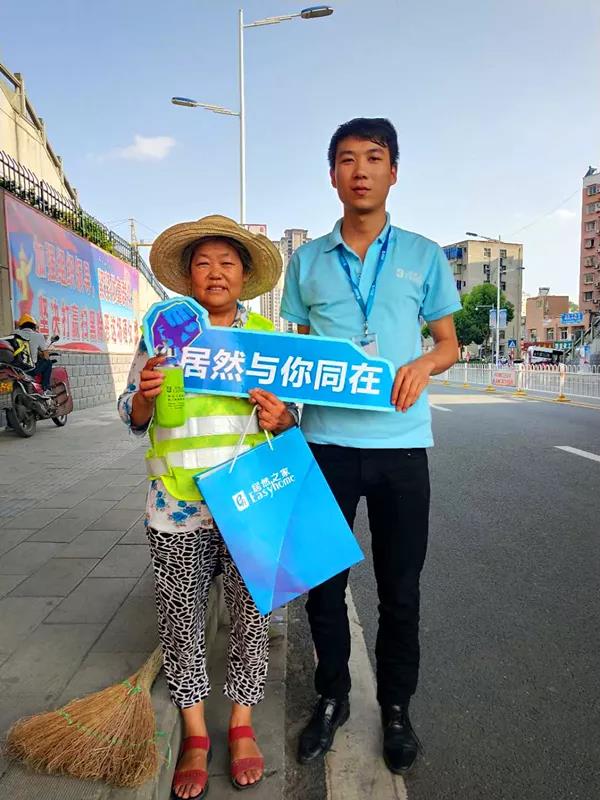 高溫下的堅(jiān)守&mdash;&mdash;致敬最可愛的人，居然之家鄖陽(yáng)店&ldquo;夏季送清涼&rdquo;